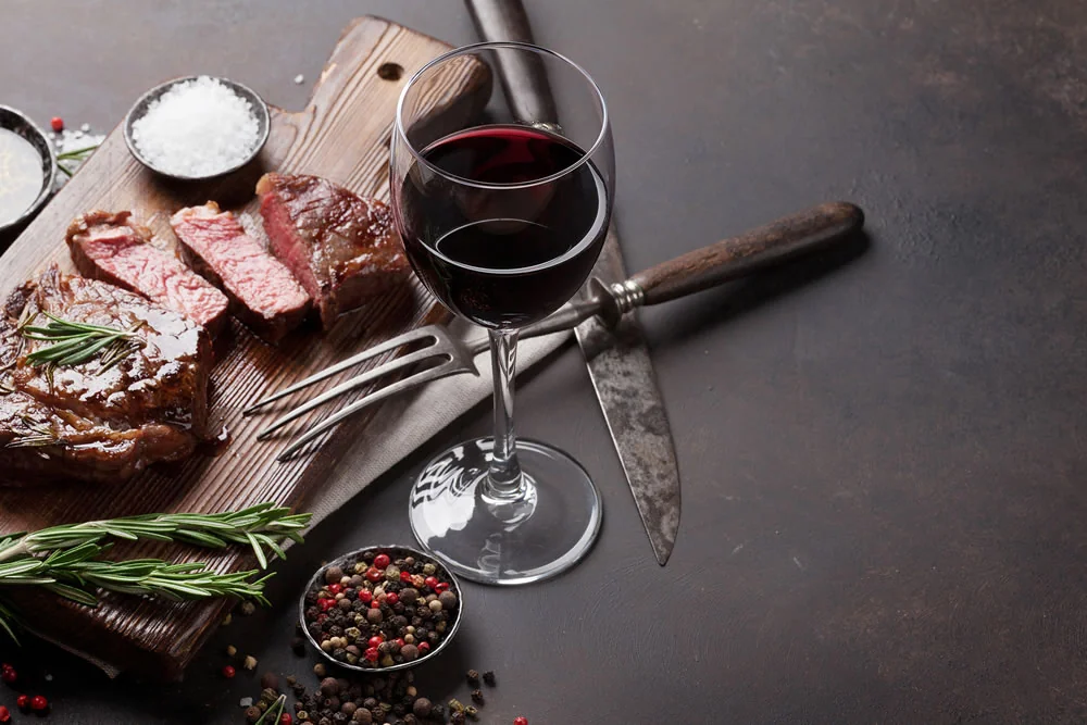 Nghệ Thuật Kết Hợp Rượu Vang & Bít Tết Bò Thượng Hạng (Prime Steak Pairing)