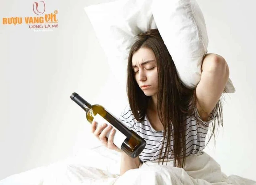 Uống rượu vang trước khi ngủ, có lợi hay có hại?