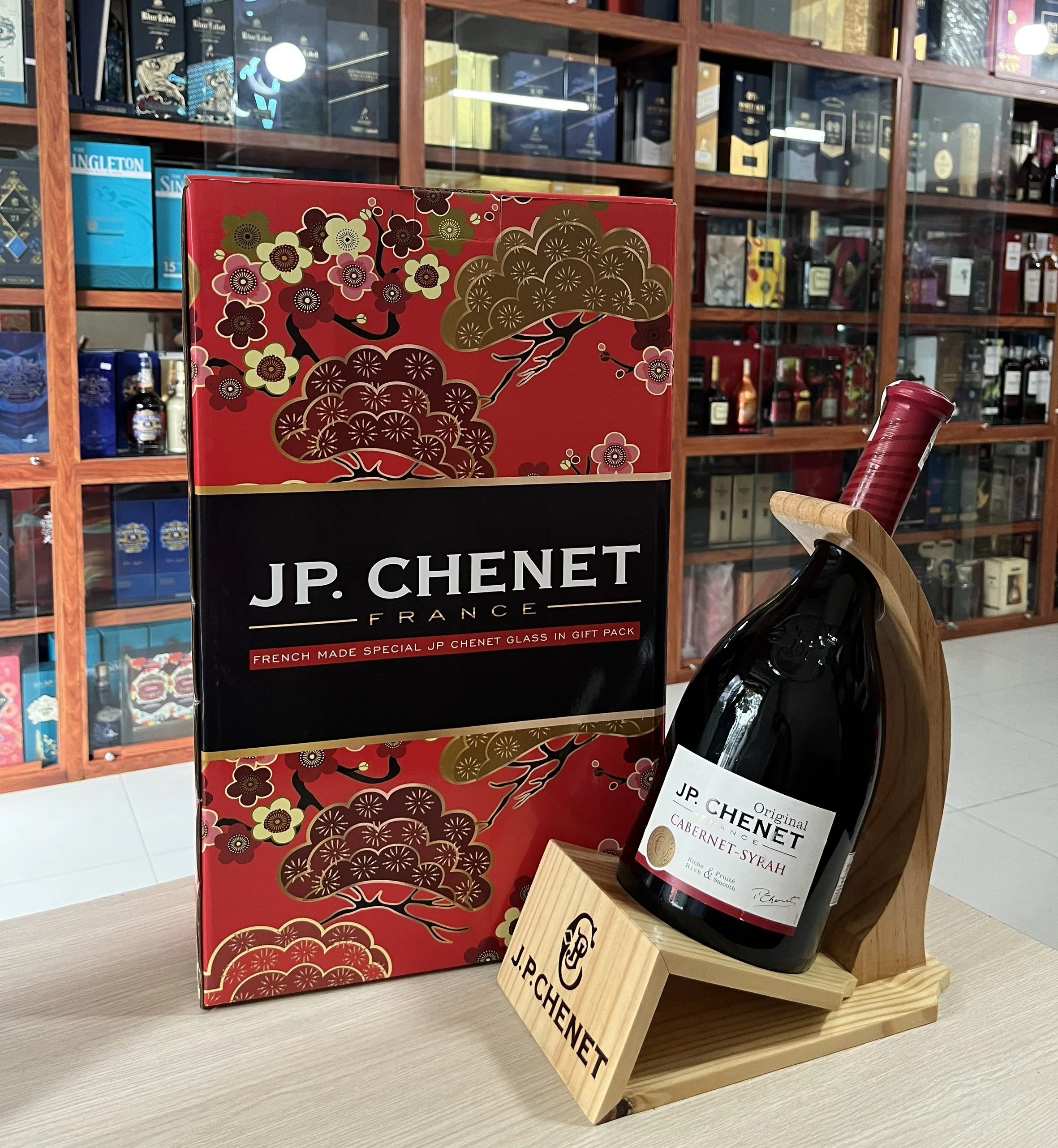 JP. Chenet Cabernet - Syrah 1.5l kệ gỗ