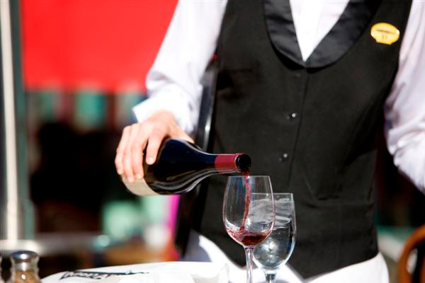 Cách phục vụ rượu vang đúng cách - Bí quyết để thưởng thức rượu vang hoàn hảo